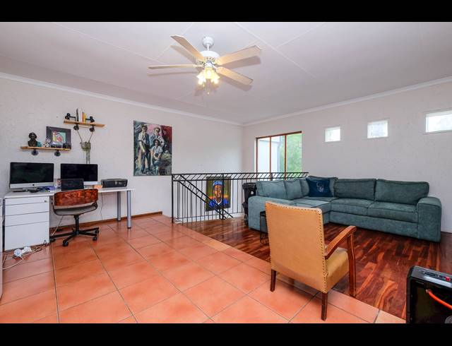 2 BEDROOM APARTMENT TO LET IN LONEHILL